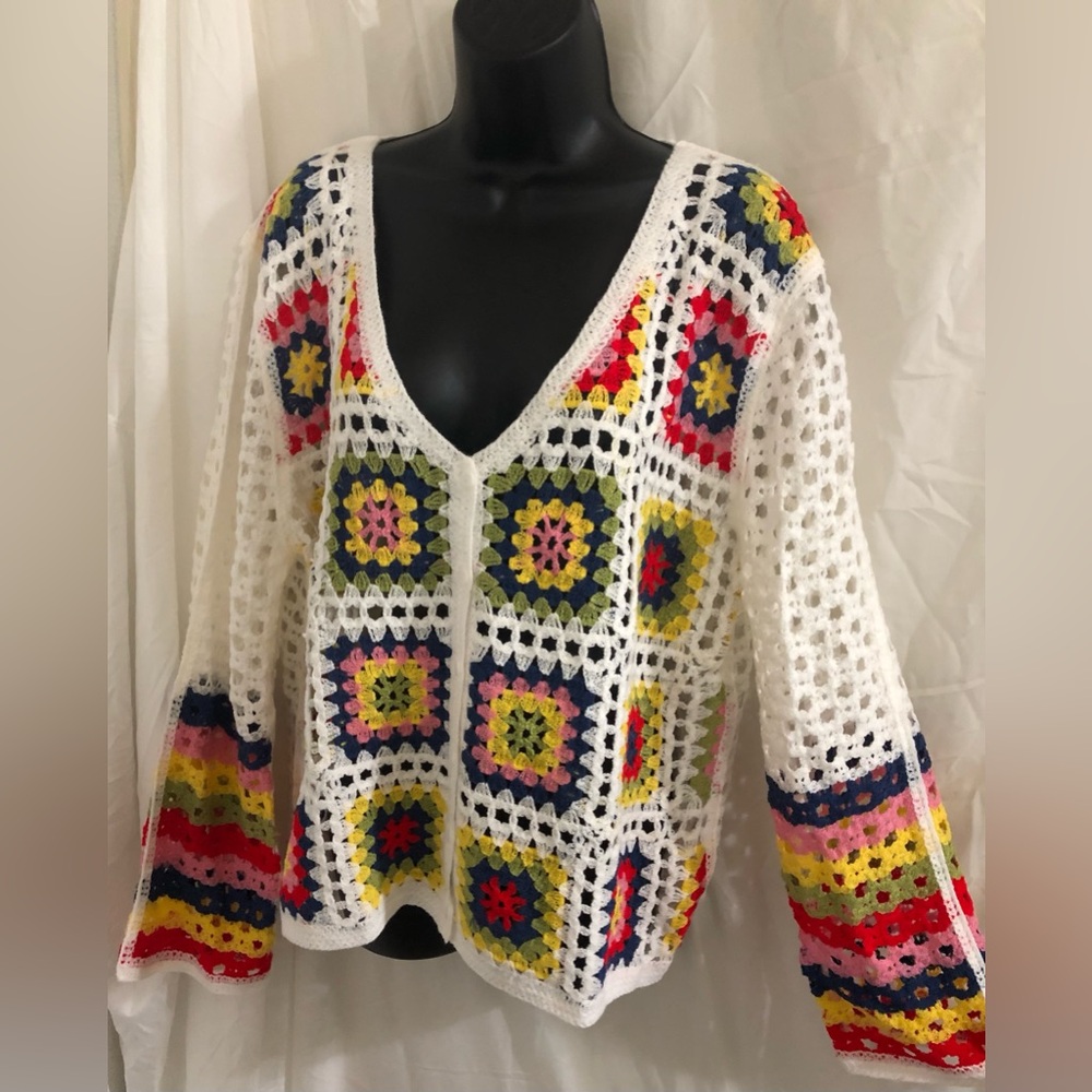 White and Multicolored checkered pattern v-neck crochet sweater‎ size large new